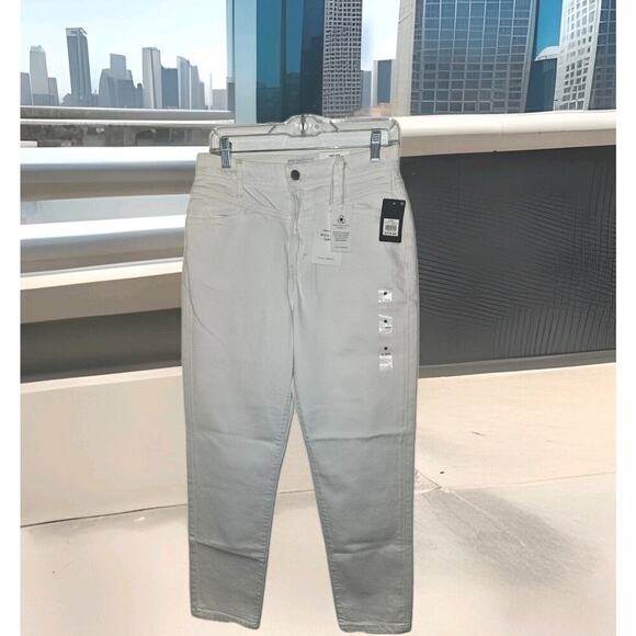 NWT! LUCKY BRAND Denim Drew Mom High Rise Taper Jean White Stretch 6/28R $119 - Picture 1 of 10